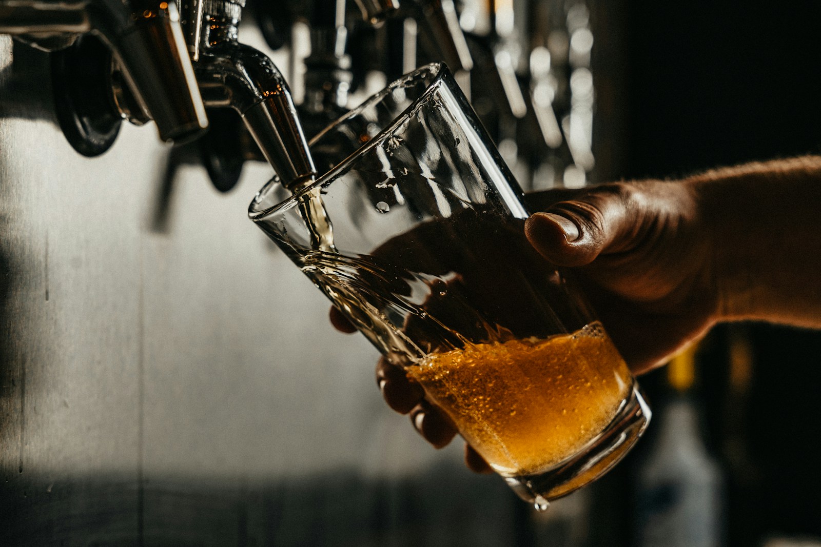 Craft-Bier im Fokus: Neue Brauereien, Trends und Biersorten.